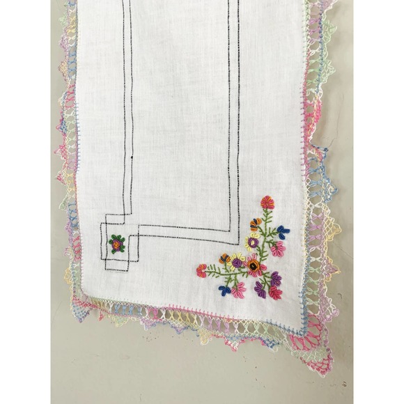 Vtg Hand Embroidered Floral Dresser Scarf Runner Rainbow Lace Edge 19.5" x10.25" - Picture 4 of 5